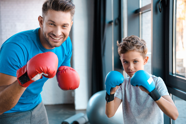 onnellinen isä ja söpö poika nyrkkeily käsineet treenata kuntosalilla
  - Valokuva, kuva