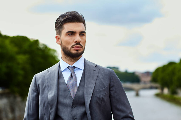Biznesmen mody patrząc w przyszłość na rzece w Rzymie - Zdjęcie, obraz