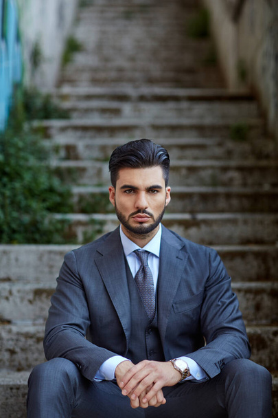 Biznesmen mody usiądź na starych schodach - Zdjęcie, obraz