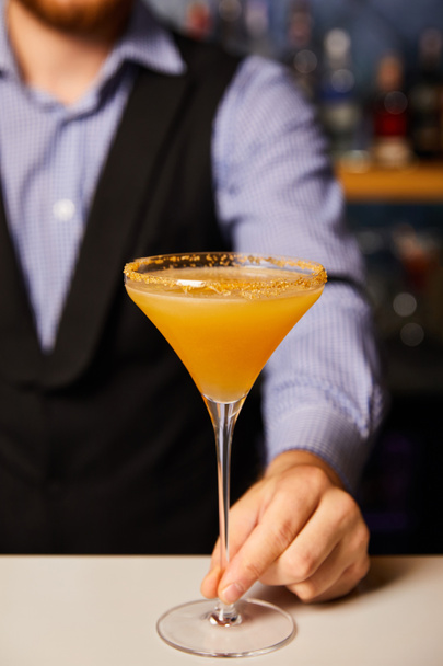cropped view of barman holding margarita glass with cocktail  - Fotoğraf, Görsel