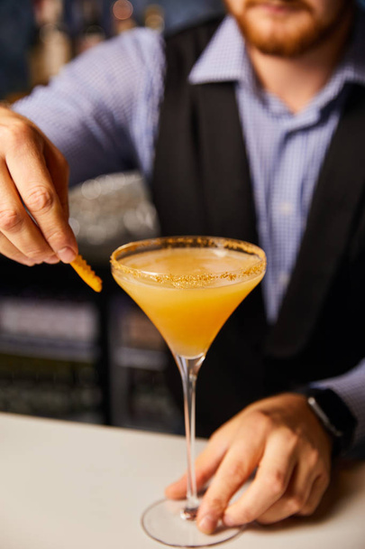 vue recadrée du barman tenant un verre de margarita avec cocktail frais
  - Photo, image