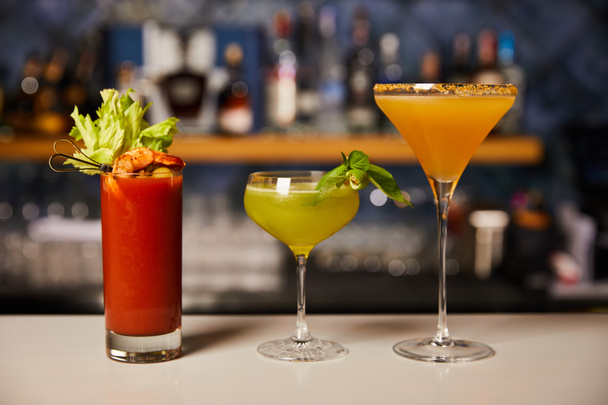 cocktails mélangés et frais dans des verres sur le comptoir du bar
  - Photo, image