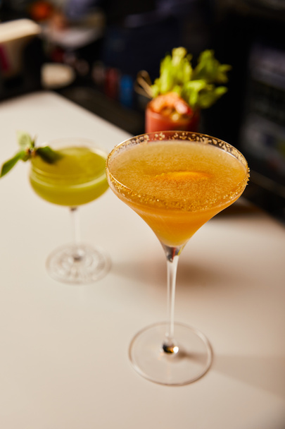 mise au point sélective de cocktails mixtes dans des verres sur le comptoir du bar
  - Photo, image