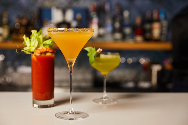 mise au point sélective de cocktails froids et frais dans des verres sur le comptoir du bar
  - Photo, image