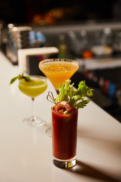 επιλεκτική εστίαση του κρύου blood mary cocktail σε γυάλινο σταντ - Φωτογραφία, εικόνα