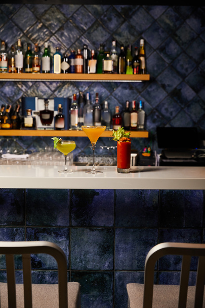 Selektiver Fokus kalter Cocktails in Gläsern am Barstand - Foto, Bild