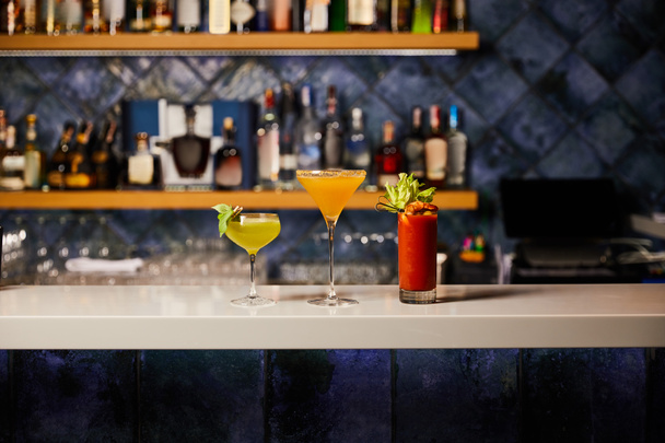 cocktails frais et froids dans des verres sur le stand du bar
 - Photo, image