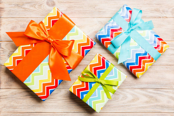 boîte cadeau en papier avec ruban de couleur sur fond de bois orange. vue du dessus avec espace de copie Noël concept de vacances - Photo, image