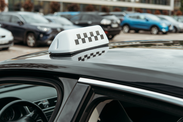 Schwarz-weißes Taxischild auf Autodach - Foto, Bild