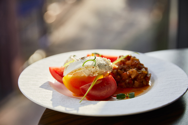 смачна баклажанна ікра з помідорами та маслом, подається в ресторані на сонячному світлі
 - Фото, зображення