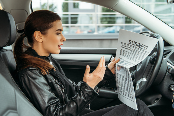 Ενθουσιασμένη γυναίκα διαβάζει εφημερίδα σχετικά με τη θέση του οδηγού του αυτοκινήτου drone - Φωτογραφία, εικόνα