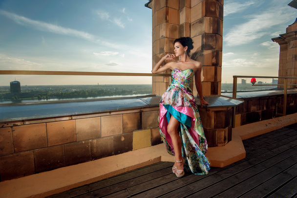 Retrato de moda de joven morena atractiva al aire libre
 - Foto, Imagen