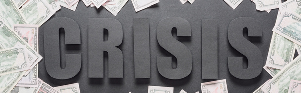 vista superior de la palabra crisis en el marco de billetes de dólar sobre fondo negro con sombras, plano panorámico
 - Foto, imagen