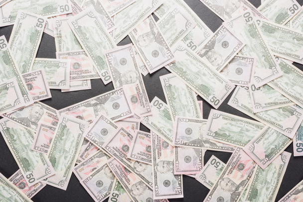 vista superior de los billetes en dólares dispersos sobre fondo gris
 - Foto, Imagen