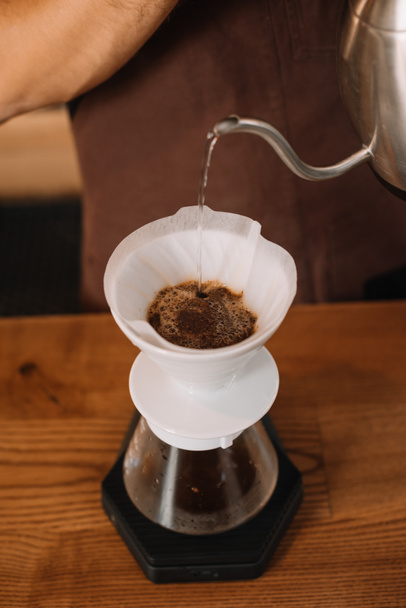 cropped view of barista preparing filtered coffee - Foto, Bild