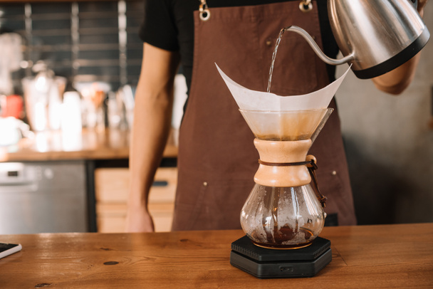 vista ritagliata di barista preparare il caffè pour-over con Chemex Coffeemaker
 - Foto, immagini