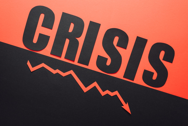 om te bekijken van woord crisis en recessie pijl op zwarte en rode achtergrond gedeeld door hellende lijn - Foto, afbeelding