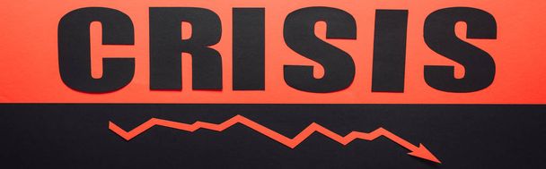 tiro panorámico de la palabra crisis y flecha recesión sobre fondo negro y rojo dividido horizontalmente
 - Foto, Imagen