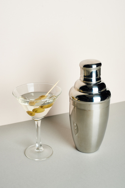 Klasické martini s olivami a třepačka na bílém pozadí - Fotografie, Obrázek