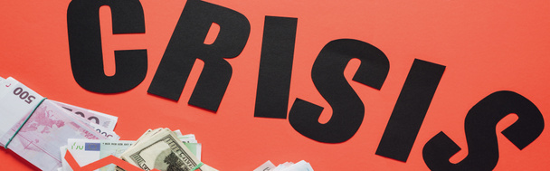 πανοραμική λήψη της κρίσης της μαύρης λέξης κοντά σε δολάρια, ευρώ και κουρέλια τραπεζογραμμάτια σε κόκκινο φόντο - Φωτογραφία, εικόνα