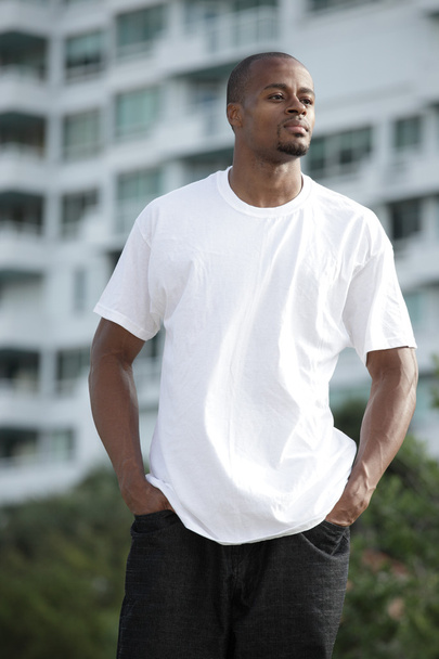 Joven hombre negro posando al aire libre
 - Foto, imagen