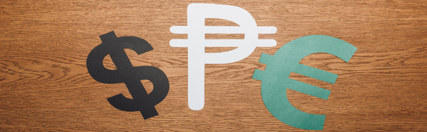 horní pohled na symbol dolaru, pesa a europapíru na dřevěném stole, panoramatický záběr - Fotografie, Obrázek