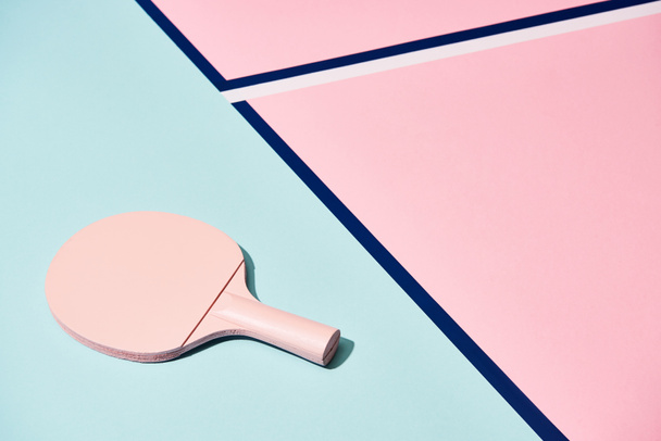 Tennis racket on pastel background with blue lines - Foto, afbeelding
