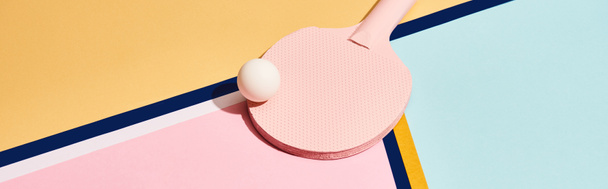 ピンクのピンポンラケットとボールの抽象的な背景に青い線、パノラマショット - 写真・画像