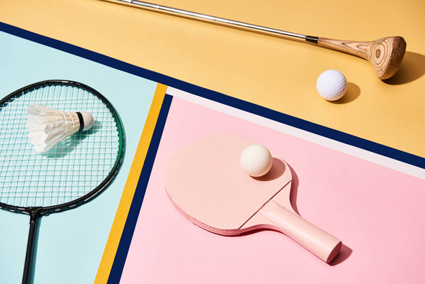 Оборудование для бадминтона, гольфа и настольного тенниса на красочном фоне с линиями
 - Фото, изображение