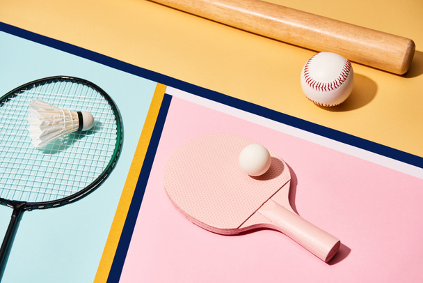 Σετ για μπάντμιντον, πινγκ-πονγκ και μπέιζμπολ σε πολύχρωμο φόντο με γραμμές - Φωτογραφία, εικόνα