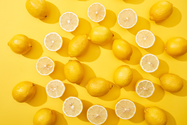 青い背景に黄色のレモンを切り取り ロイヤリティフリー写真 画像素材