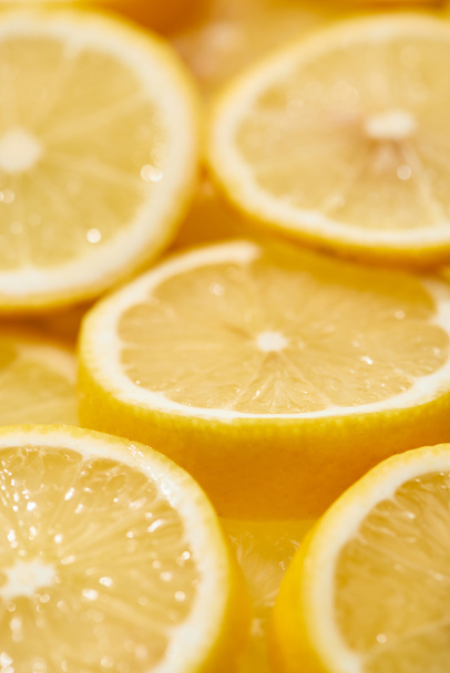 közeli kilátás érett friss sárga citrom szeletek - Fotó, kép