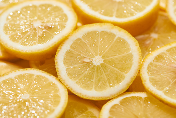 熟した新鮮な黄色のレモンのスライスのビューを閉じます - 写真・画像