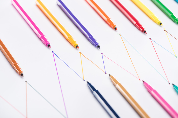 canetas coloridas de feltro no fundo branco com linhas desenhadas conectadas, conceito de conexão e comunicação
 - Foto, Imagem