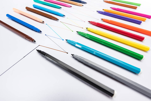 різнокольорові ручки для фетру на білому тлі з підключеними намальованими лініями, концепцією зв'язку та комунікації
 - Фото, зображення