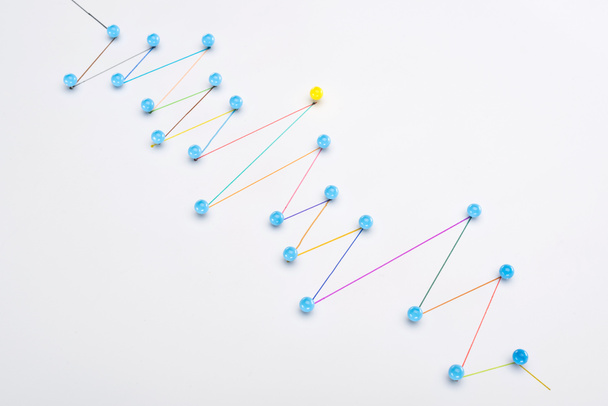 πολύχρωμες γραμμές που συνδέονται με καρφίτσες, σύνδεση και ηγεσία έννοια - Φωτογραφία, εικόνα