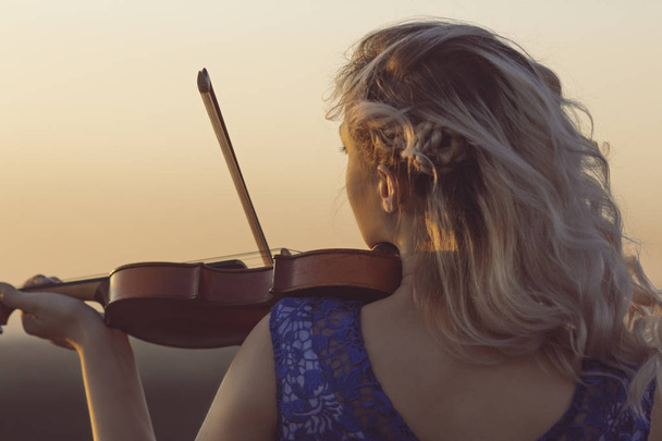 romantická mladá žena s houslemi pod bradou outdoors, dívka tvář relaxaci v samotě s hudbou na přírodě, koncept hobby a životní styl - Fotografie, Obrázek