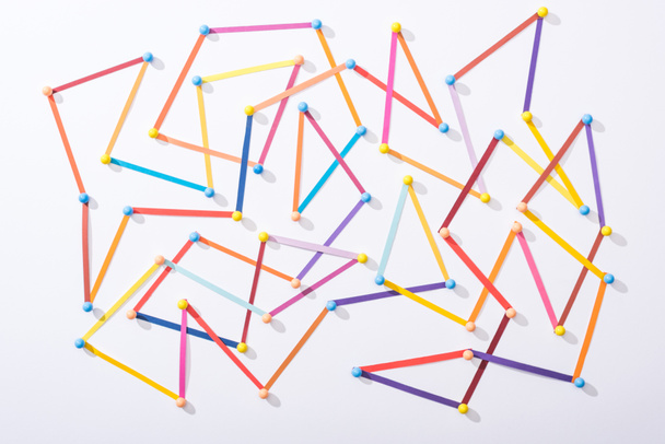вид сверху на многоцветные абстрактные соединенные линии с булавками, концепция соединения и связи
 - Фото, изображение
