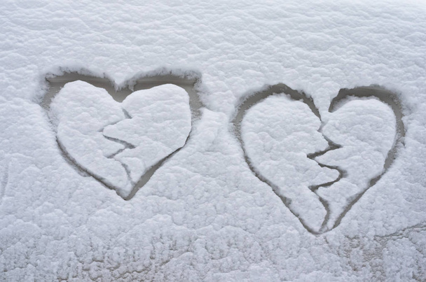 Kształt serca w śniegu - Zdjęcie, obraz