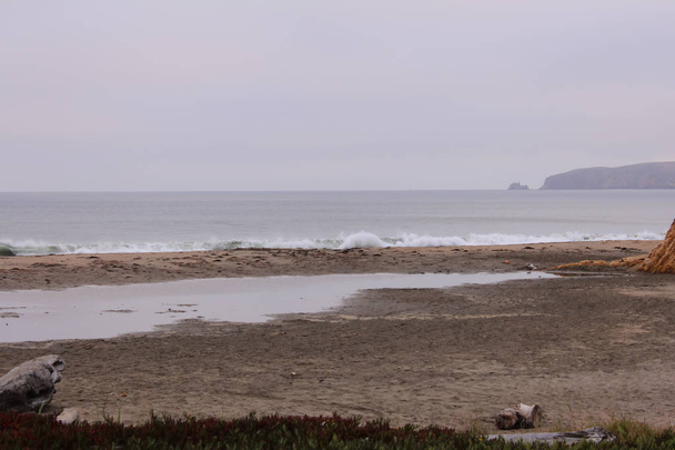 Gyönyörű hullámok mentén Drakes Beach, Point Reyes National Seashore, Marin megye, Kalifornia - Fotó, kép
