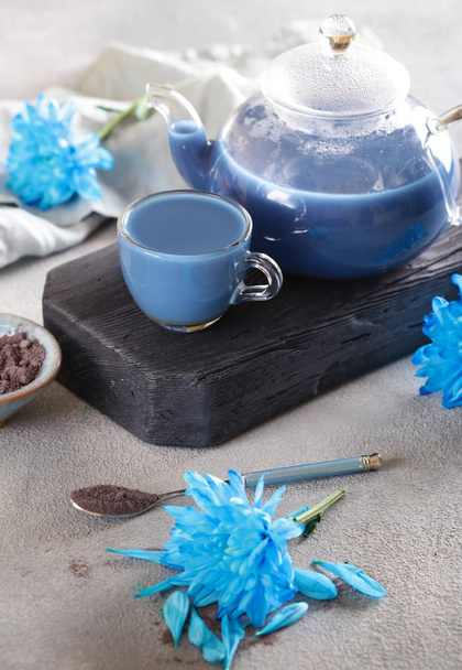 niebieski masala herbata w proszku na szarym tle - Zdjęcie, obraz
