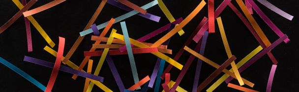 vista superior de líneas abstractas multicolores dispersas sobre fondo negro, conexión y concepto de comunicación
 - Foto, Imagen