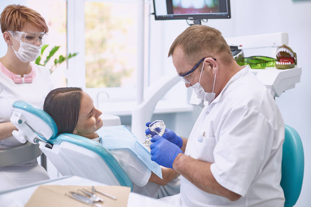 Medico dentista tratta i denti di una bella ragazza paziente. La ragazza alla reception dal dentista. Medico dentista tratta dente - Foto, immagini
