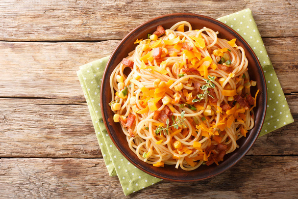 porce špaget se smaženou slaninou, kukuřicí a sýrem zblízka  - Fotografie, Obrázek
