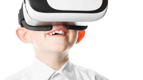 Kind in Virtual-Reality-Maske ist auf weißem Hintergrund isoliert - Foto, Bild