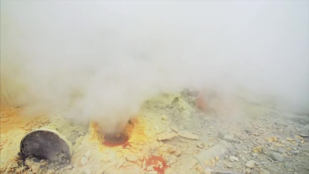 Ausbruch gelber giftiger Dämpfe aus brennendem Schwefel am Vulkan Ijen in Ostjava, Indonesien - Filmmaterial, Video