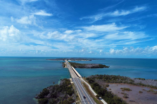 Luftaufnahme der nächsten der berühmten 7 Meilen Brücke auf dem Weg nach Westen, Florida Keys, Vereinigte Staaten. Tolle Landschaft. Urlaubsreisen. Reiseziel. Tropische Landschaft. Karibisches Meer. - Foto, Bild
