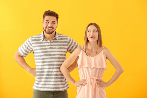 Porträt eines lustigen jungen Paares auf farbigem Hintergrund - Foto, Bild