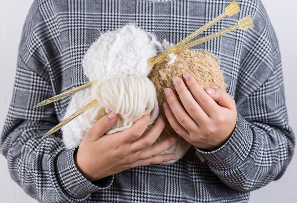 Détail des mains tenant de la laine pour tricoter
 - Photo, image