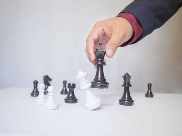 Businessman strony przesuwając szachy na pokładzie z białym tle, wyzwania planowania strategii biznesowej do koncepcji sukcesu - Zdjęcie, obraz